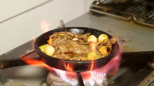 Печёное мясо горит в азиатском ресторане. Закрыть огонь на кухне . — стоковое видео