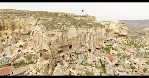 Vista aérea, vista general de Urgup y banderas turcas, Capadocia, TURQUÍA — Vídeo de stock