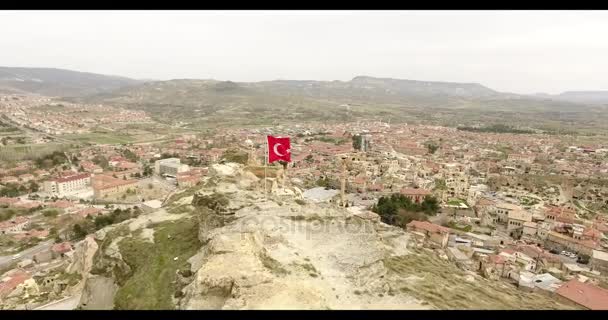 Letecký pohled, pohled obecně ze Urgup a turecké vlajky, Kappadokie, Turecko — Stock video