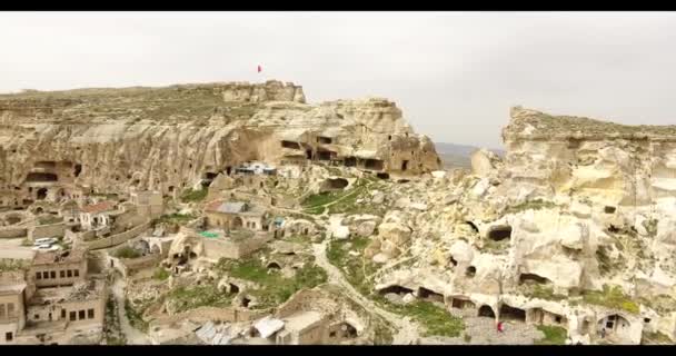 Luchtfoto van grotten en generel weergave van Ürgüp, Cappadocië, Turkije — Stockvideo