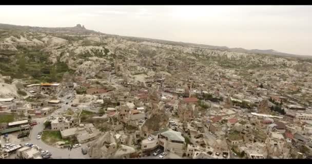 Luchtfoto van fairy schoorstenen en generel uitzicht van Goreme, Cappadocië, Turkije — Stockvideo