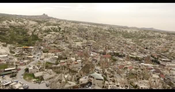 A légi felvétel a Tündérkéményeire és az általános beállításoknál azokat kilátás nyílik Goreme, Cappadocia, Törökország — Stock videók