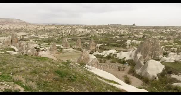 Letecký pohled na pohádkové komíny v Göreme, Kappadokie, Turecko — Stock video