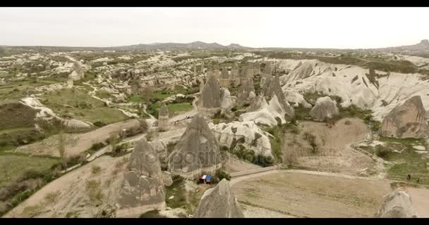 Vista aérea de las chimeneas de hadas en Goreme, Capadocia, TURQUÍA — Vídeo de stock