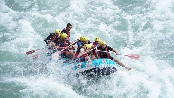 Koprulu Kanion - Turcja - maj 2017: Woda rafting na kaskady rzeki Koprucay o Koprulu Canyon, Turcja. Rzeka Koprucay jest najbardziej popularne krokwi w Turcji — Zdjęcie stockowe