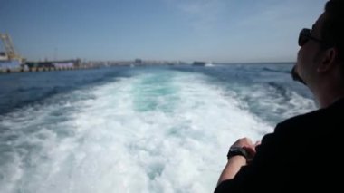 Genç adam feribot Istanbul Türkiye'de seyahat