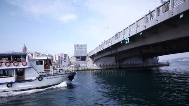 Istanbul - Mayıs, 2017: Boğaziçi görünümü, tekneler ve genel feribot Istanbul Türkiye'de köprünün altından geçen