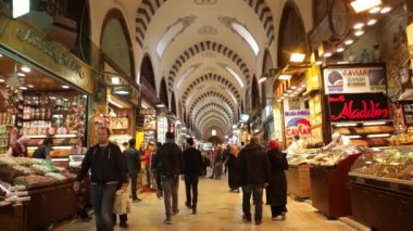 Istanbul, Türkiye - 2017 olabilir: İnsanlar kapalı çarşı ziyaret.