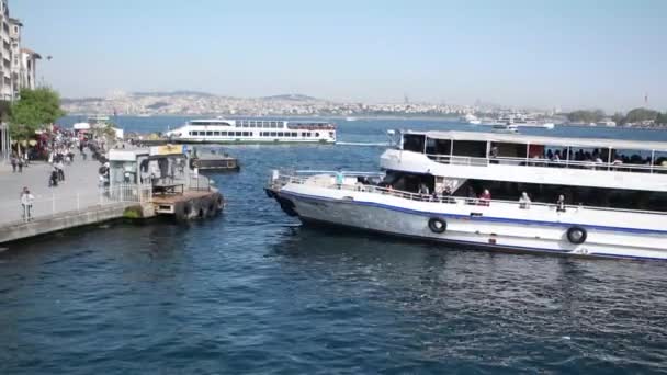 ISTANBUL TURQUÍA - MAYO 2017: Ferry Seals desde la estación de ferry para transportar pasajeros al centro de la ciudad de Estambul — Vídeos de Stock