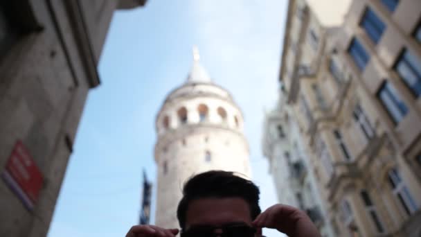 Giovanotto per le strade di Istanbul. Sorridendo e lampeggiando alla telecamera a Istanbul TURCHIA — Video Stock