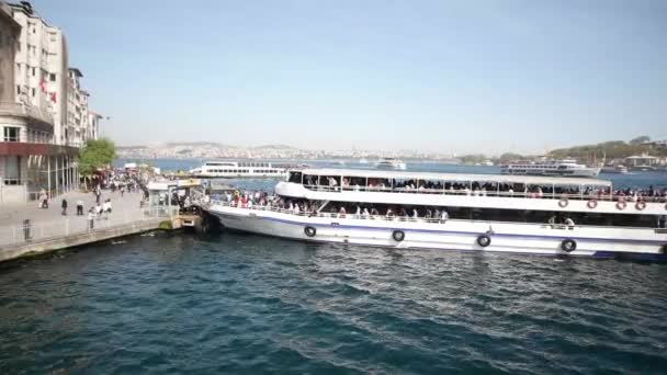 Istanbul Türkiye - Mayıs 2017: Feribot istasyonu şehir merkezi Istanbul'dan feribot yolcuları getiriyor — Stok video