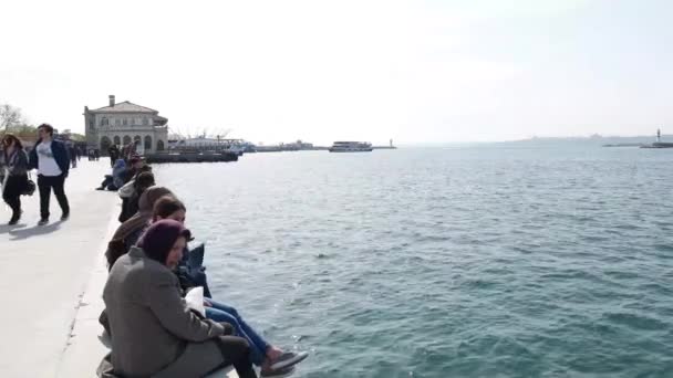 イスタンブール, トルコ - 2017年 5 月: 人々 がマルマラ海とイスタンブールの海辺の客船を見て. — ストック動画