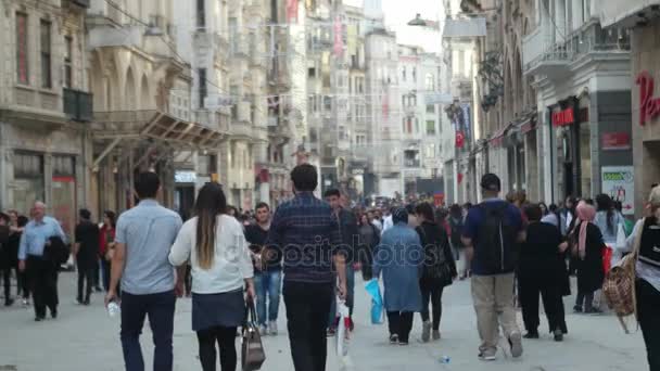 ISTANBUL, TURQUIE - MAI 2017 : foule de personnes marchant sur la rue Istiklal, Beyoglu, Istanbul, Turquie . — Video