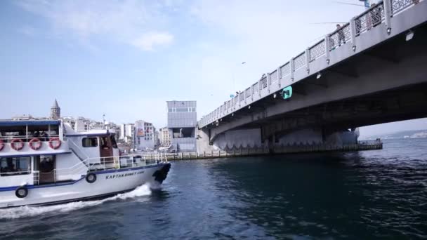 Istanbul - Mayıs, 2017: Boğaziçi görünümü, tekneler ve genel feribot Istanbul Türkiye'de köprünün altından geçen — Stok video