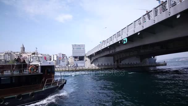 Istanbul - Mayıs, 2017: Boğaziçi görünümü, tekneler ve genel feribot Istanbul Türkiye'de köprünün altından geçen — Stok video