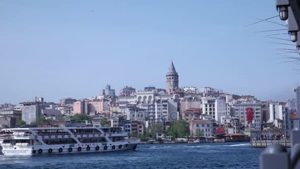 Galata Tower, Karakoy Pier met veerboten in Istanboel — Stockvideo
