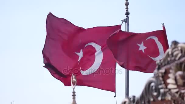 Turkse vlaggen zwaaien met wind op top van de veerboot in Istanboel. — Stockvideo