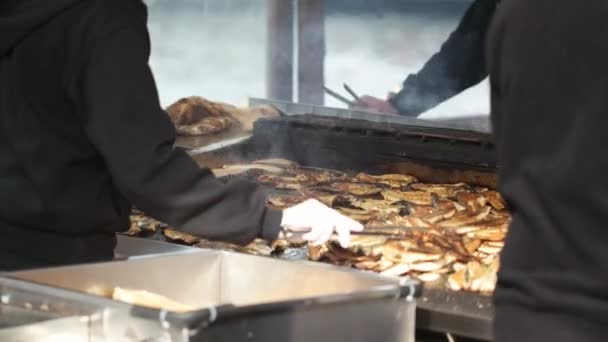 ISTANBUL, TURQUÍA - MAYO 2017: Street Food en Estambul, Turquía Restaurante en el ferry cocina sándwich de pescado . — Vídeos de Stock