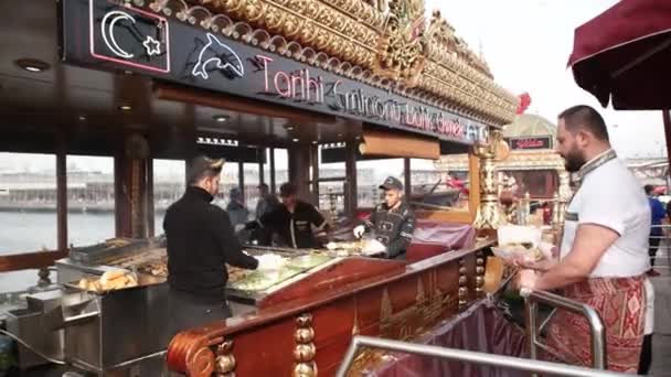 ISTANBUL, TURQUIA - MAIO 2017: Comida de rua em Istambul, Turquia Restaurante na balsa cozinha sanduíche de peixe . — Vídeo de Stock