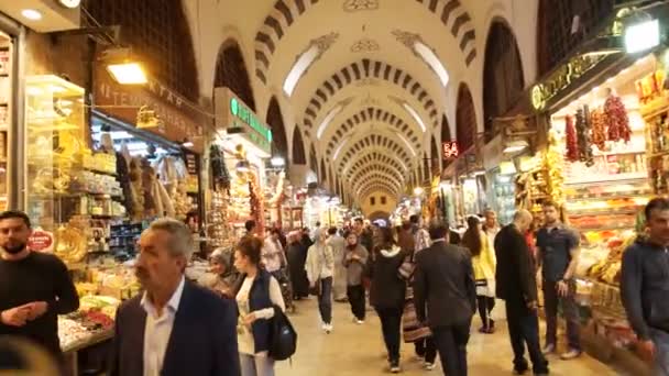 ISTANBUL, TURKEY - MAY 2017: People visit the Grand bazaar. — Stock Video