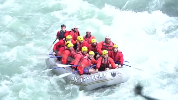 Antalya - Türkiye - Mayıs 2017: Köprüçay, Köprülü Kanyon, Türkiye'de nehir rapids üzerinde rafting su. Köprüçay Nehri için kirişleri Türkiye'de en popüler olduğunu — Stok video