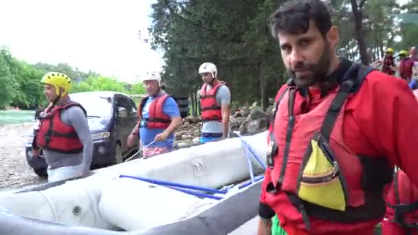 Antalya - Türkei - Mai 2017: Menschen mit Booten zum Rafting auf den Stromschnellen des Flusses koprucay am Koprulu Canyon, Türkei. koprucay Fluss ist der beliebteste für Flößer in der Türkei — Stockvideo