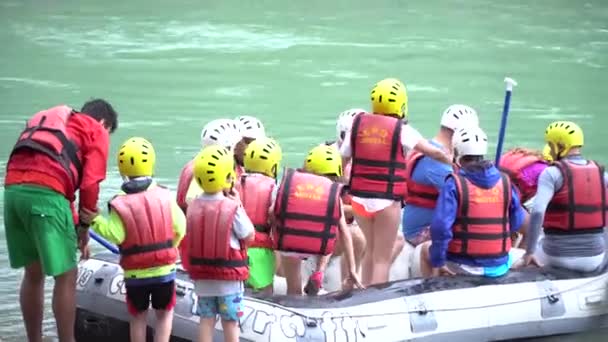ANTALYA - TURQUIA - MAIO 2017: Pessoas entrando na prancha para rafting nas corredeiras do rio Koprucay no Koprulu Canyon, Turquia. Rio Koprucay é o mais popular para vigas na Turquia — Vídeo de Stock