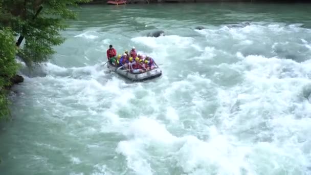 Antalya - Türkiye - Mayıs 2017: Köprüçay, Köprülü Kanyon, Türkiye'de nehir rapids üzerinde rafting su. Köprüçay Nehri için kirişleri Türkiye'de en popüler olduğunu — Stok video