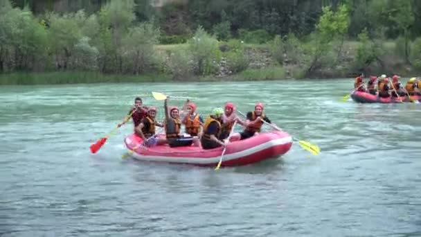 Antalya - Türkei - Mai 2017: Rafting auf den Stromschnellen des Flusses Koprucay in der Schlucht Koprulu, Türkei. koprucay Fluss ist der beliebteste für Flößer in der Türkei — Stockvideo