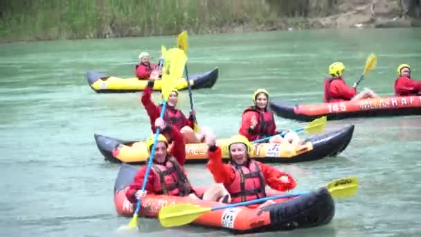 Antalya - Turcja - maj 2017: Woda rafting na kaskady rzeki Koprucay o Koprulu Canyon, Turcja. Rzeka Koprucay jest najbardziej popularne na krokwie w Turcji — Wideo stockowe