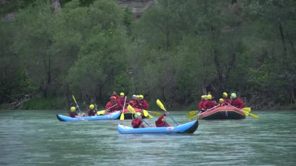 Antalya - Turcja - maj 2017: Woda rafting na kaskady rzeki Koprucay o Koprulu Canyon, Turcja. Rzeka Koprucay jest najbardziej popularne na krokwie w Turcji — Wideo stockowe