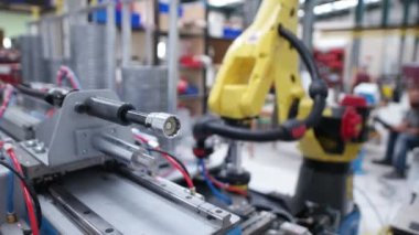 Izmir, Türkiye - Ekim, 2017: Robot kasnak derleme entegre kuvvet ve görüntü sensörü ile. Oto jant makine robot yapay zeka vidalama