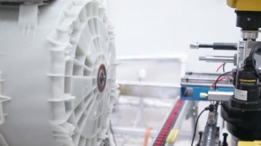 Izmir, Türkiye - Ekim, 2017: Robot kasnak derleme entegre kuvvet ve görüntü sensörü ile. Oto jant makine robot yapay zeka vidalama