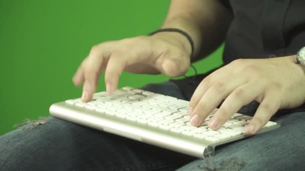 Muž ruce, psaní na klávesnici počítače. Zelené pole. — Stock video
