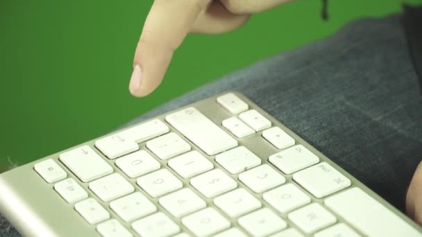 L'homme pense et appuie sur le bouton Entrée d'un clavier d'ordinateur. Boîte verte . — Video