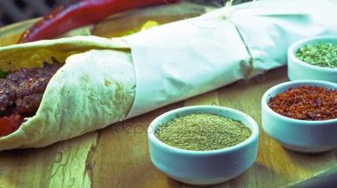 Barbekü Izgara şiş kebap şal plaka üzerinde döndürme