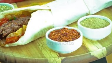 Barbekü Izgara şiş kebap şal plaka üzerinde döndürme