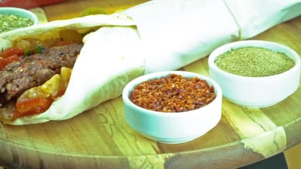 Grill sült shish kebab wrap forgó lemez — Stock videók