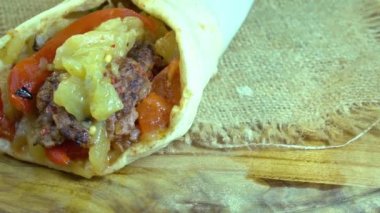 Barbekü Izgara şiş kebap şal plaka yavaş hareket üzerinde döndürme