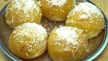 Türkçe ve Arapça geleneksel Ramazan peynir tatlısı Hindistan cevizi ile. Dönen atış