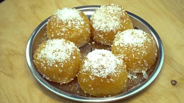 Türkçe ve Arapça geleneksel Ramazan peynir tatlısı Hindistan cevizi ile. Dönen atış — Stok video