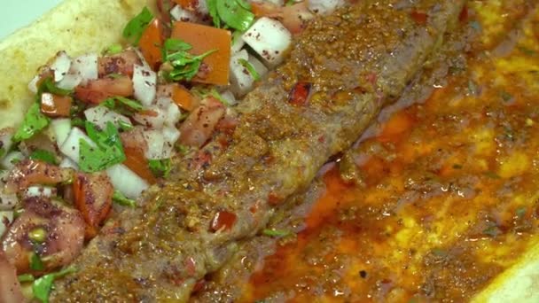 Churrasco grelhado shish kebab wrap girando na placa — Vídeo de Stock