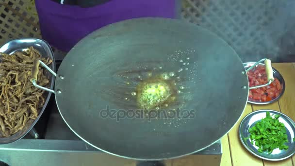 Cocinar la carne roja en la sartén con verduras. Turco kebab time lapse . — Vídeos de Stock