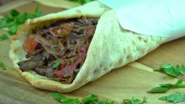 Yemek kuzu kırmızı et sarılmış, yavaş hareket döndürme