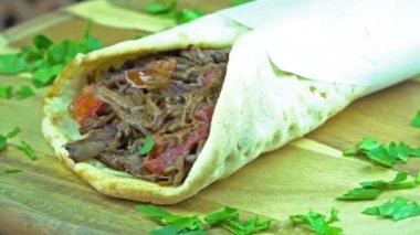 Yemek kuzu kırmızı et sarılmış, döndürme