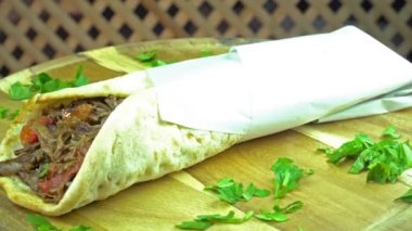 Yemek kuzu kırmızı et sarılmış, döndürme