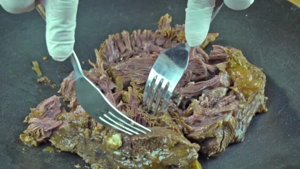 Cocinar la carne roja en la sartén con verduras. Corte de kebab turco con tenedor. Movimiento lento — Vídeos de Stock