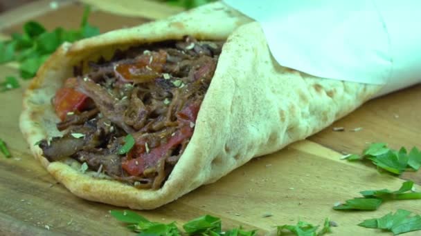 Carne roja de cordero de comida turca envuelta, girando en cámara lenta — Vídeo de stock