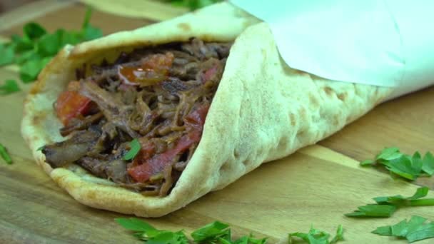 Carne roja de cordero de comida turca envuelta, girando en cámara lenta — Vídeos de Stock