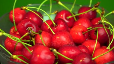Taze kiraz tabak içinde döndürme